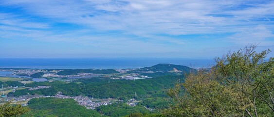 展望台から見下ろす伊勢湾のパノラマ情景