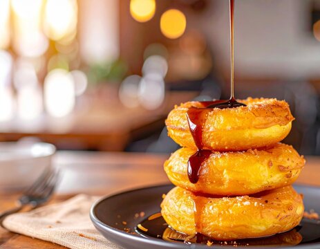 Deliciosos Picarones de la cocina peruana con jarabe listo para degustar en la mesa