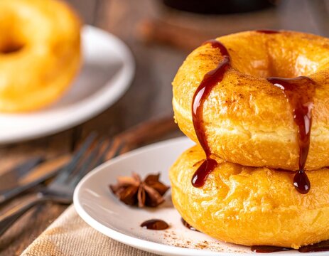 Picarones de la cocina peruana con glaseado y detalle apetitoso