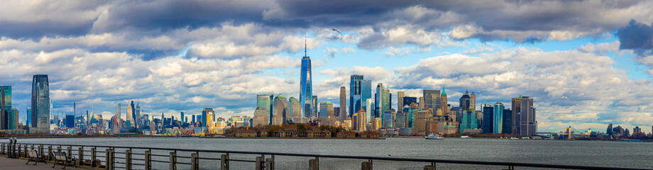 Obraz premium Panoramic view of Lower Manhattan skyline from Jersey City waterfront promenade