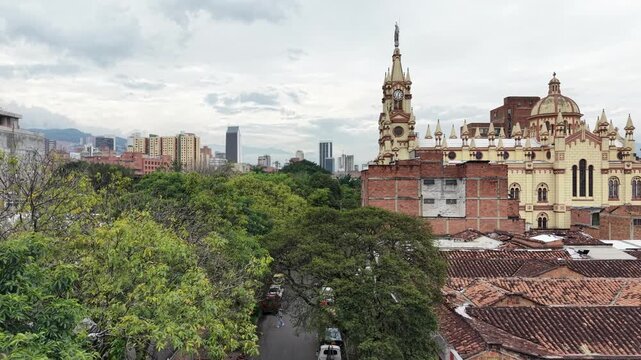 Vista a&eacute;rea de la Catedral Metropolitana de Medell&iacute;n, arquitectura neorrom&aacute;nica en Colombia.