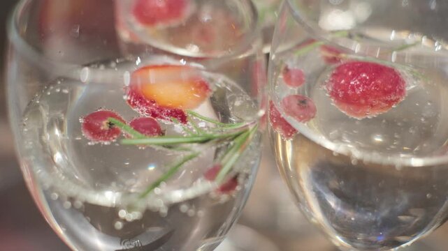 花びらとレモングラスを浮かべたドリンク　パーティーのアルコールカクテル　炭酸水