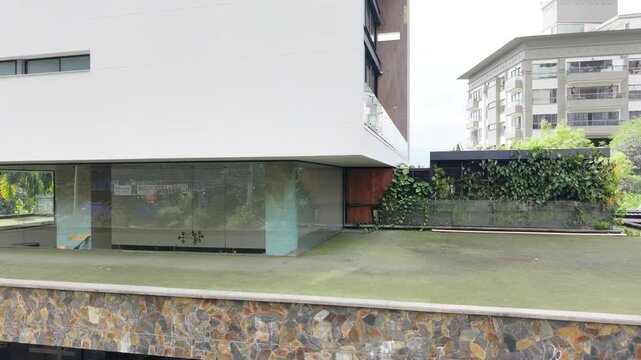 Rascacielos moderno y arquitectura de lujo en El Poblado, Medell&iacute;n, Colombia.