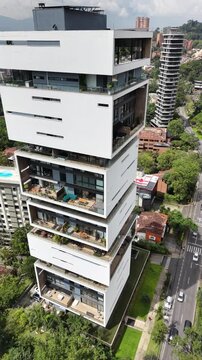 Rascacielos moderno y arquitectura de lujo en El Poblado, Medell&iacute;n, Colombia.