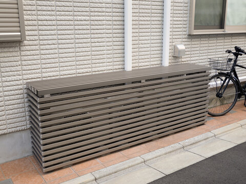 カバーがつけられたエアコンの室外機