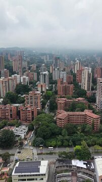 Distrito financiero de El Poblado con edificios modernos y rascacielos, Medell&iacute;n, Colombia.