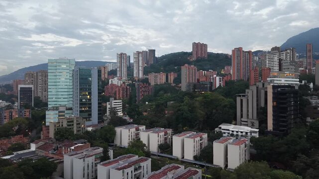 Distrito financiero de El Poblado con edificios modernos y rascacielos, Medell&iacute;n, Colombia.