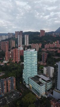 Distrito financiero de El Poblado con edificios modernos y rascacielos, Medell&iacute;n, Colombia.
