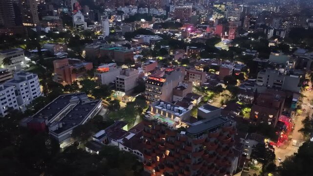 Distrito financiero de El Poblado con edificios modernos y rascacielos, Medell&iacute;n, Colombia.