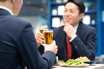 飲食店でビールを飲むビジネスマン