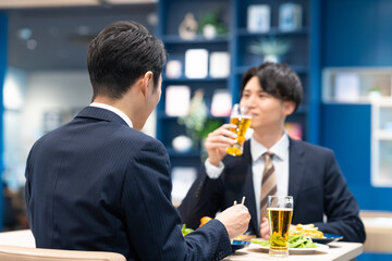 飲食店でビールを飲む若いビジネスマン