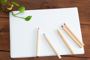 色鉛筆とスケッチブック