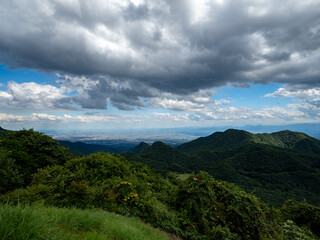 Naklejka premium 雲と山々と町