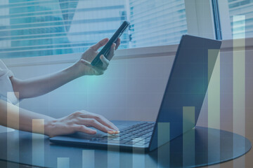 スマートフォンとノートパソコンでデータ分析を行うビジネスシーン