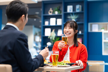 飲食店でビールを飲む男女