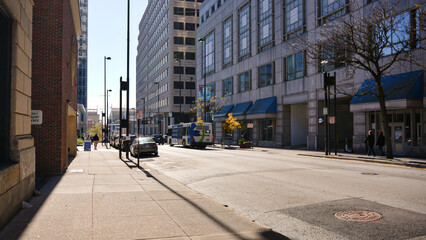 Downtown Cincinnati street with modern office buildings and sidewalk, Ohio, USA © Viola