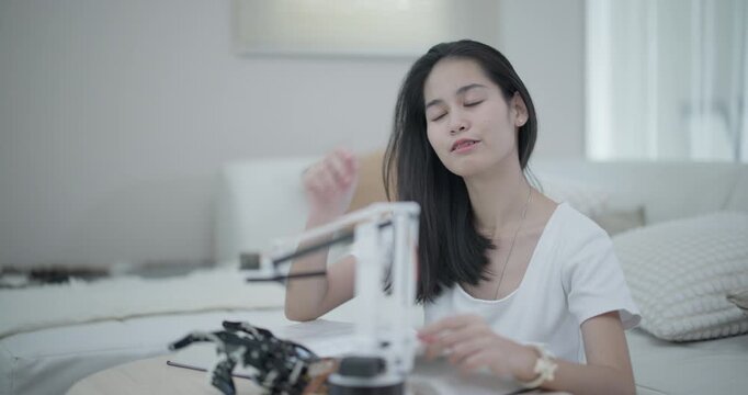 College students engage in active learning and experimental exploration with STEM educational robots at home. Applying textbooks, integrating concepts from engineering, programming, problem-solving.
