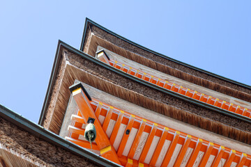 檜皮葺屋根のある日本の伝統的な建物と青空 © toitoi