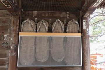 川崎大師。不動門の草鞋。