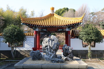 中国式自然山水庭園　瀋秀園 門前の太湖石。