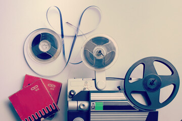 レトロな8ミリ映写機とフィルム
