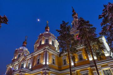 Obraz premium Built in 1907, the unique wooden Orthodox Ascension Cathedral in the Kazakh city of Almaty on a winter evening