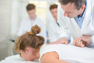 Fototapeta premium student and teacher in medical class - chiropractor