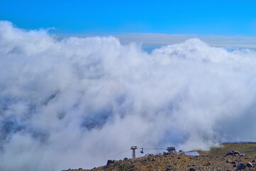 栃木県那須町の茶臼岳の中腹から雲海を行く那須ロープウェイ方面を見る