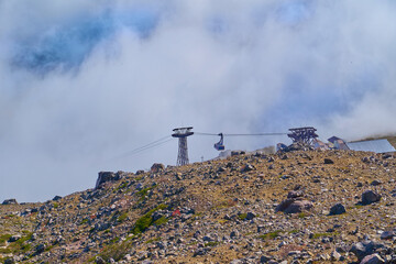 栃木県那須町の茶臼岳の中腹から雲海を行く那須ロープウェイを見る