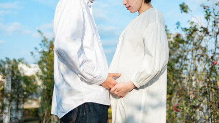 お腹を撫でる妊婦