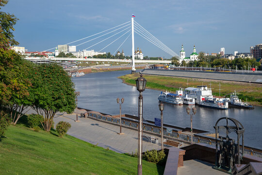TYUMEN, RUSSIA - AUGUST 25, 2025: Bridge of Lovers and the embankment of the Tura River, Tyumen