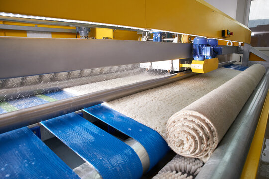 Automatic industrial line for washing and cleaning carpets