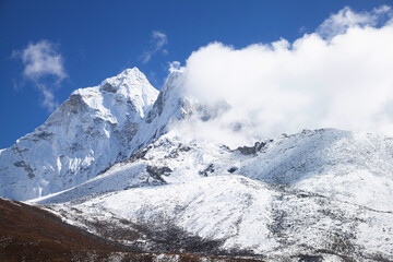 Obraz premium Beautiful mountain landscape on Everest Base Camp Trek. Himalayas, Sagarmatha National Park, Khumbu, Nepal, Asia.