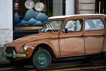 Voiture vintage garée dans une rue de Genève