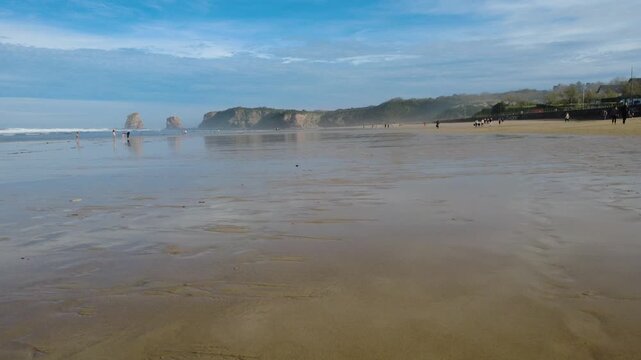 vol en rase-motte sur la plage d'Hendaye avec les rochers des deux jumeaux en fond 