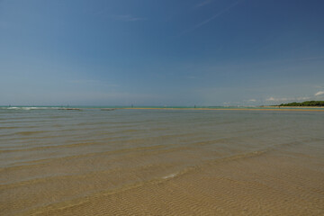 vista panoramica su un'area costiera sul mare Adriatico in Veneto, nell'Italia nord orientale, di giorno, in estate