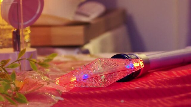 Objet lumineux d&eacute;coratif pos&eacute; sur une table de f&ecirc;te, ambiance chaleureuse et festive en int&eacute;rieur