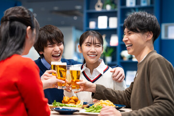 飲食店で飲み会をする若い男女