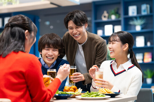 飲食店で飲み会をする若い男女