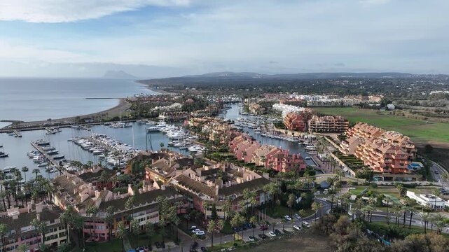 vistas del puerto de Sotogrande en el t&eacute;rmino municipal de San Roque, Espa&ntilde;a