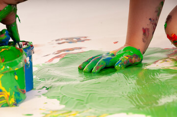 farbe gr&uuml;n hand kind spass