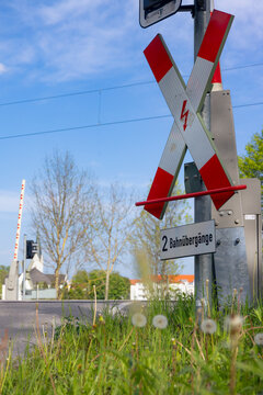 Mit Halbschranken beschrankter Bahn&uuml;bergang