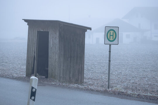 verlassene Bushaltestelle als Sinnbild f&uuml;r &Ouml;PNV auf dem Land