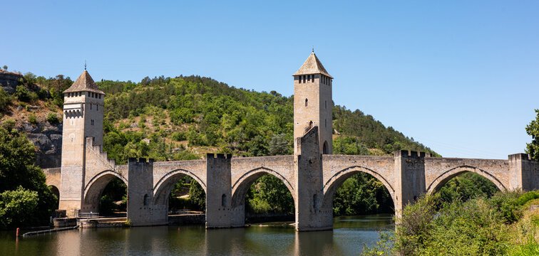 Pont Valentr&eacute; &agrave; Cahors, pont m&eacute;di&eacute;val embl&eacute;matique sur le Lot, patrimoine historique du sud-ouest de la France