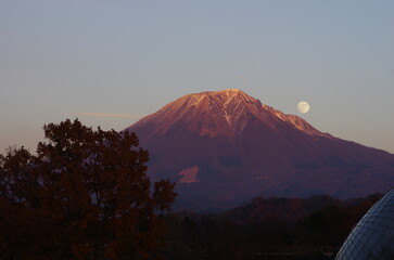 大山と月