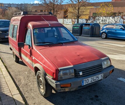 Vista de lateral de furgoneta hist&oacute;rica Citroen C15 aparcada en una calle de Madrid, Espa&ntilde;a, 24 de diciembre de 2025