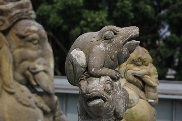 Obraz premium Traditional Stone Sculptures Depicting Mythical Guardians in a Temple Setting
