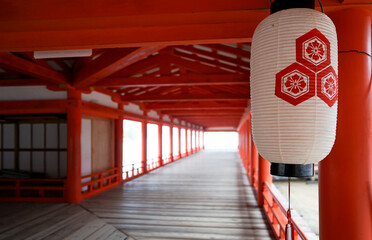 安芸の宮島の赤い神社
