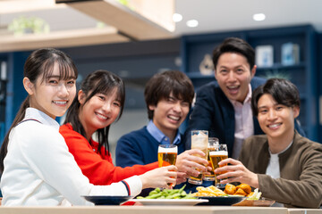 宴会をする仕事仲間