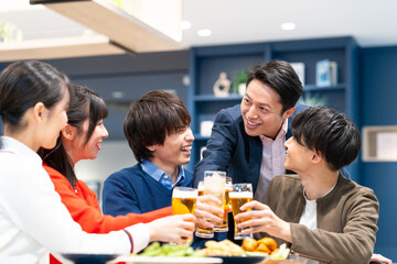 宴会をする仕事仲間